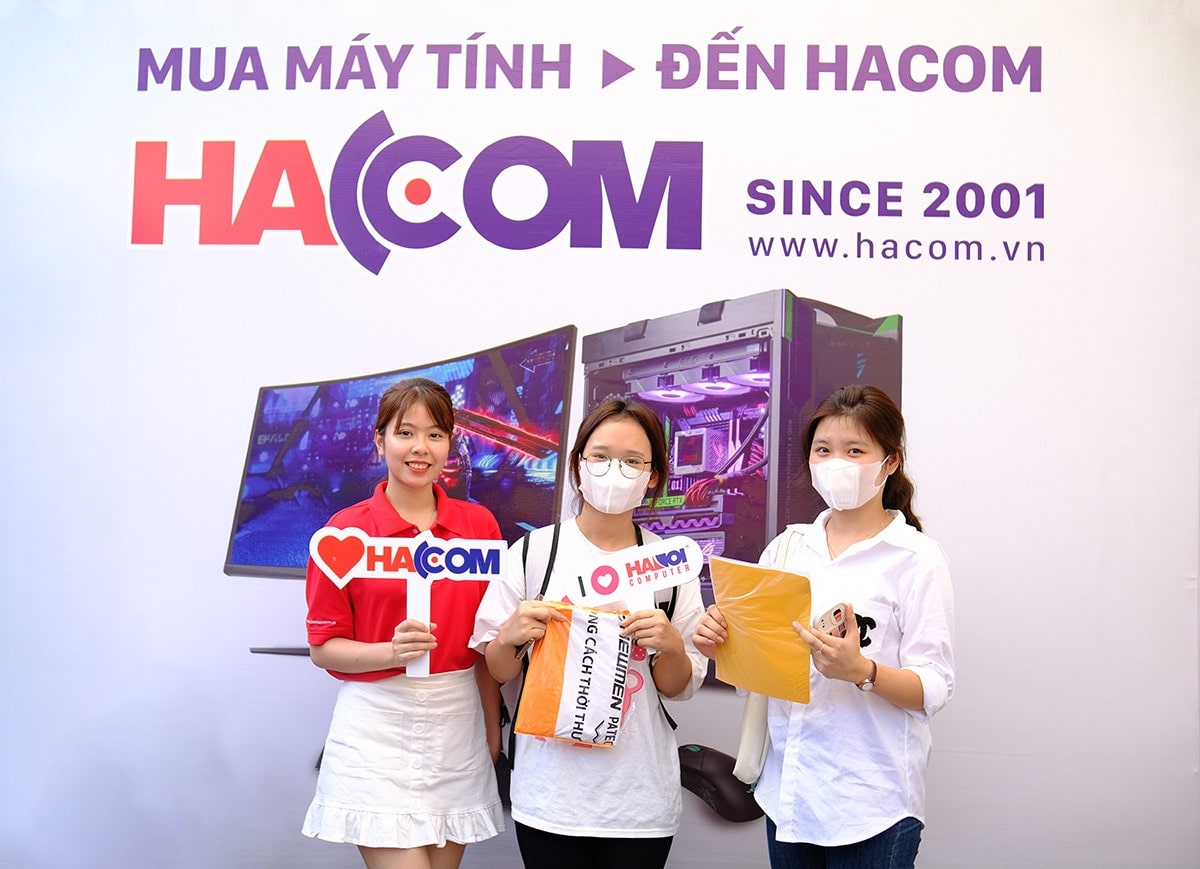 Công ty HACOM trao tặng quà cho các bạn sinh viên