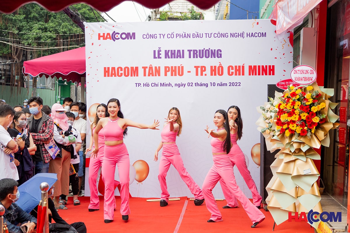 Biểu diễn ca nhạc khai trương showroom HACOM Tân Phú
