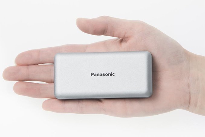 SSD Panasonic so với kích cỡ bàn tay
